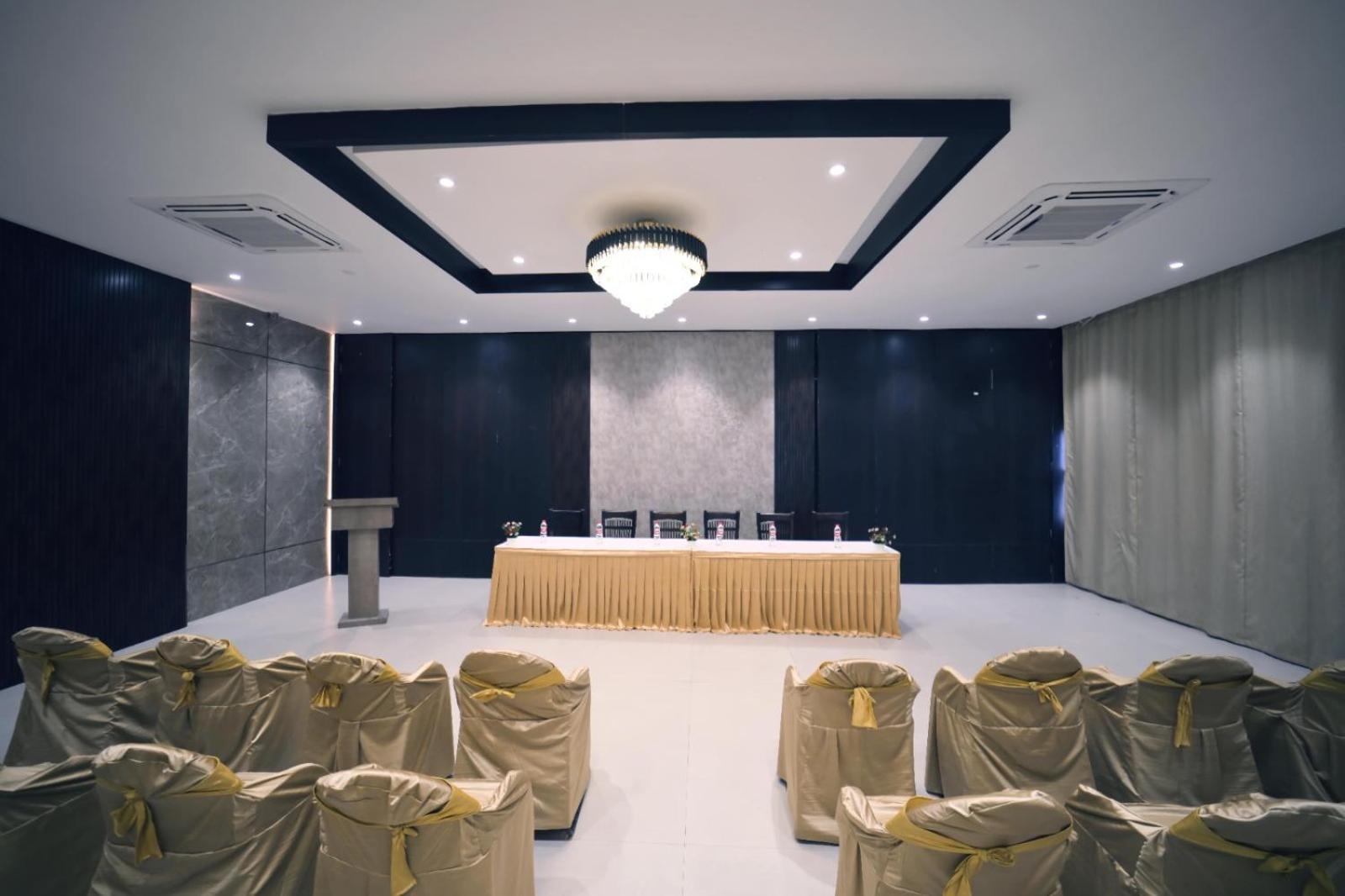 Hotel Prag Continental Guwahati Exterior foto