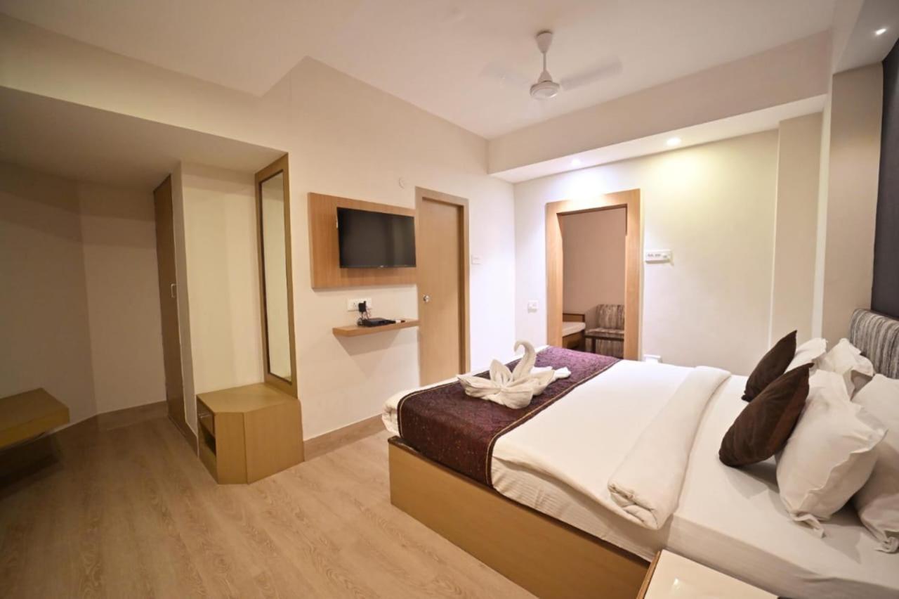 Hotel Prag Continental Guwahati Exterior foto