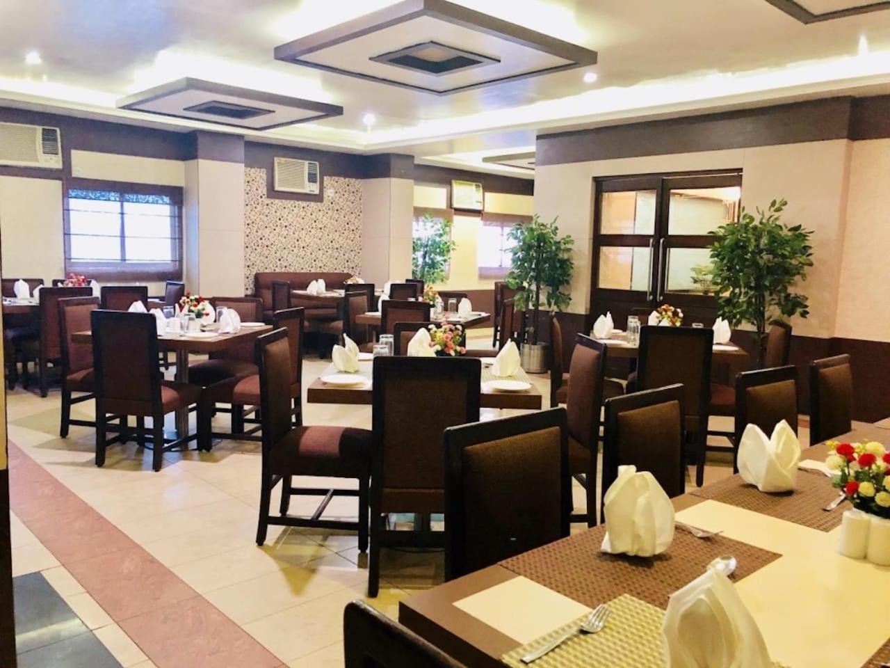 Hotel Prag Continental Guwahati Exterior foto